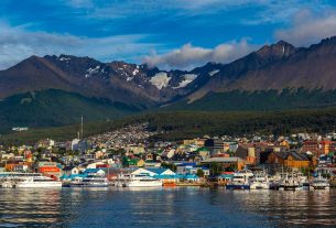 Cidade de Ushuaia é vista desde o mar, com a Cordilheira dos Andes ao fundo