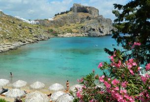 Saint Paul's Bay vista desde a Praia de Agios Pavlos, em Lindos