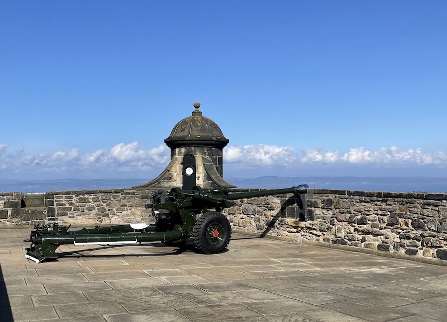 Cañón de las 13:00 horas en el Castillo de Edimburgo