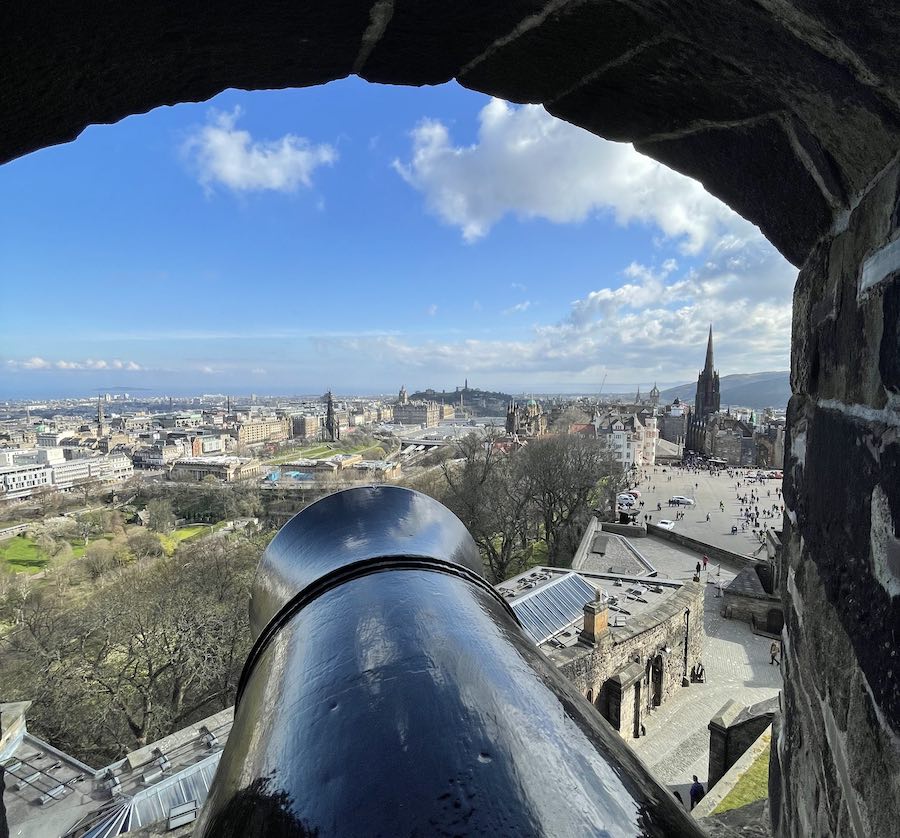 Cañones e historia del castillo de Edimburgo.