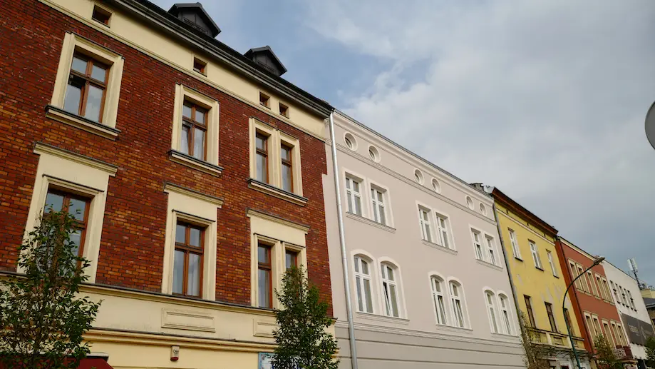 Fachada de edificios en el barrio judío de Cracovia, Polonia