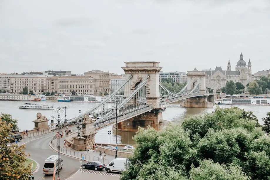 Vista superior de uno de los puentes del Danubio en Budapest